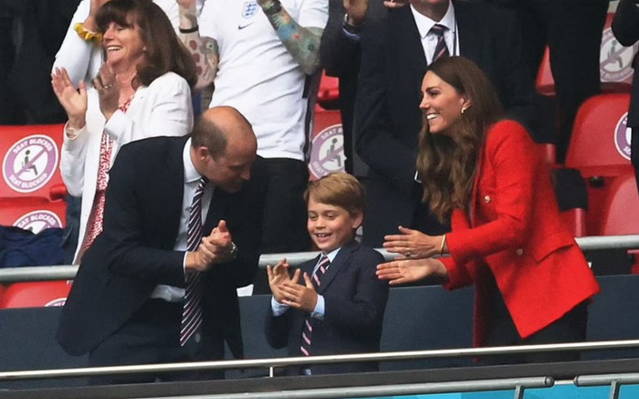 Hoàng tử George chiếm trọn sự chú ý khi cùng cha mẹ đi xem đội nhà đá EURO 2020 Ảnh 2