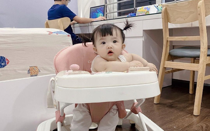 Được mẹ cho ngồi xe đẩy siêu cưng nhưng bé Winnie vẫn thấy 'lạc lõng giữa đám đông' Ảnh 2