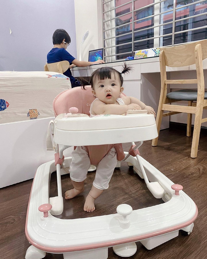 Anh trai bận chơi game rồi nên Winnie đành đi tìm mẹ mà chơi cùng thôi.