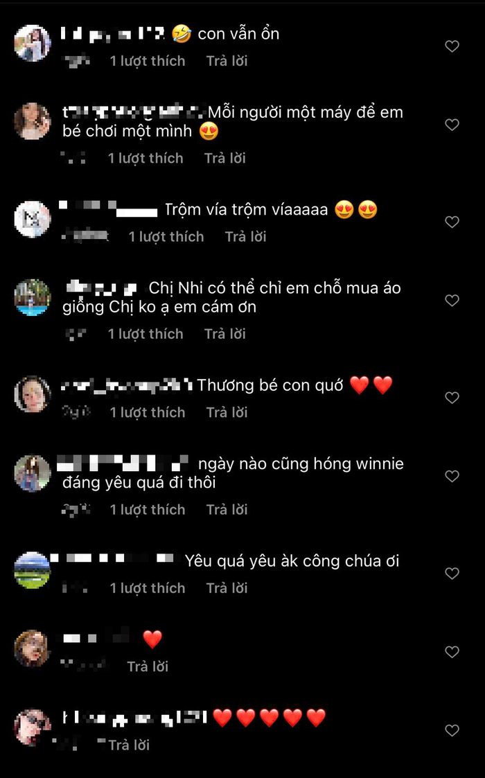 Những biểu cảm của bé Winnie khi ngồi trên xe đẩy và chơi một mình khiến nhiều người không khỏi thích thú