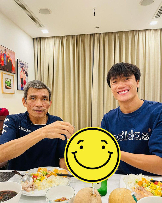 Bùi Tiến Dũng ăn cơm cùng ba.