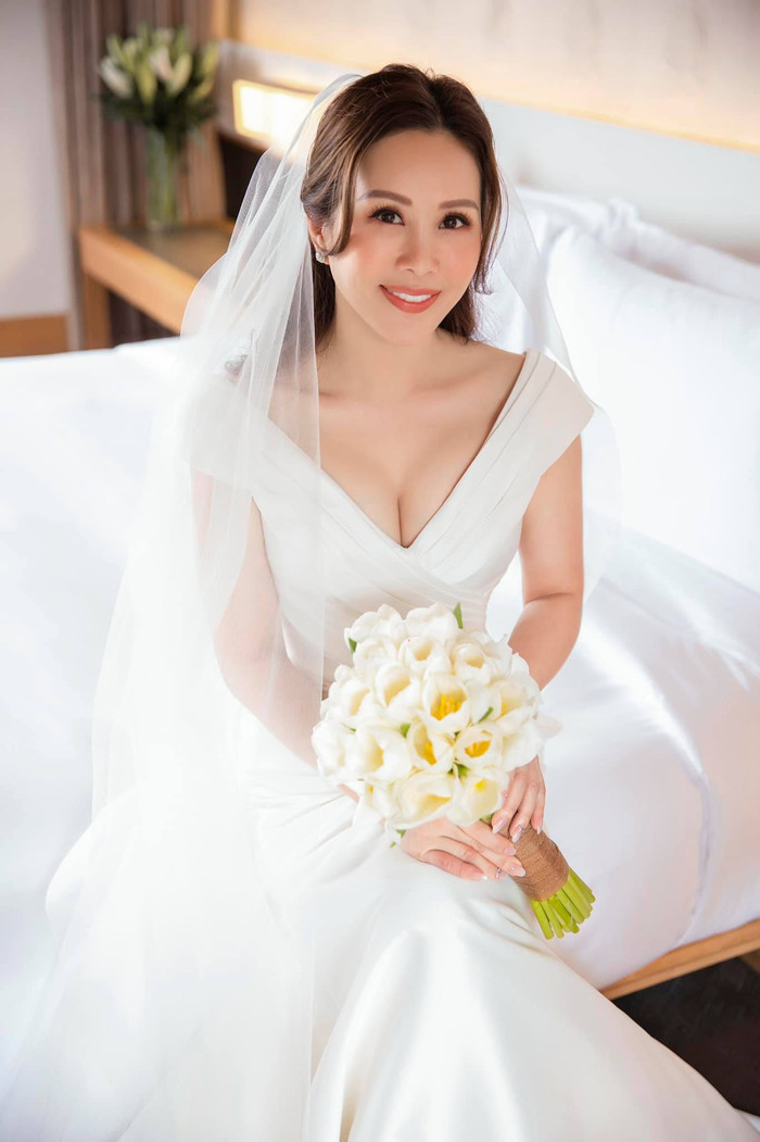 Ảnh cưới ngọt ngào của Hoa hậu Thu Hoài: 'Chúng tôi đang rất hạnh phúc khi chính thức thành vợ và chồng' Ảnh 5
