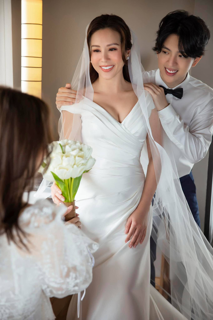 Ảnh cưới ngọt ngào của Hoa hậu Thu Hoài: 'Chúng tôi đang rất hạnh phúc khi chính thức thành vợ và chồng' Ảnh 13