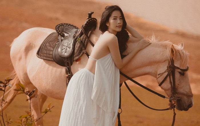 Nam Em hóa cô nàng du mục quyến rũ, cưỡi ngựa trên đồi vắng Ảnh 2