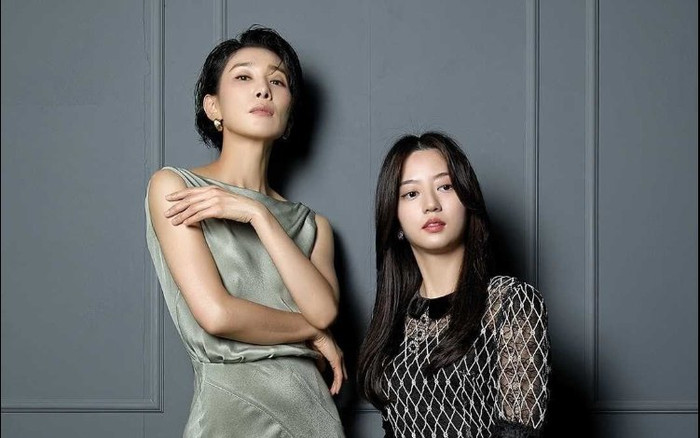 Mợ cả 'Mine' tay trong tay với gái ngoan 'Penthouse' trên ảnh tạp chí, các fan đua nhau đẩy thuyển Ảnh 2