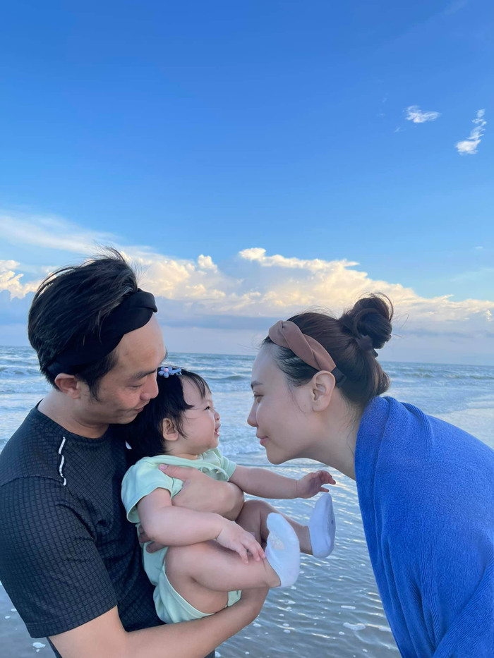 Cường Đô La khoe ảnh chụp cùng bà xã Đàm Thu Trang và con gái Suchin.