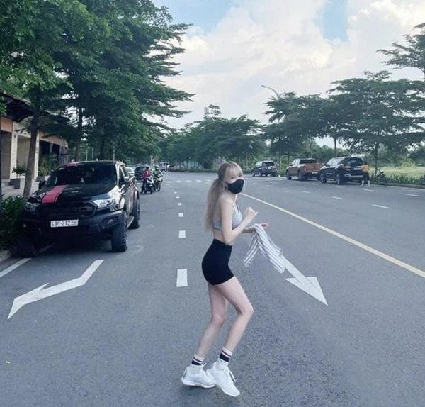 Gần đây nhất, chân dài làm bao fan 'lịm tim' với loạt ảnh diện đồ tập ôm sát, chạy trên phố.