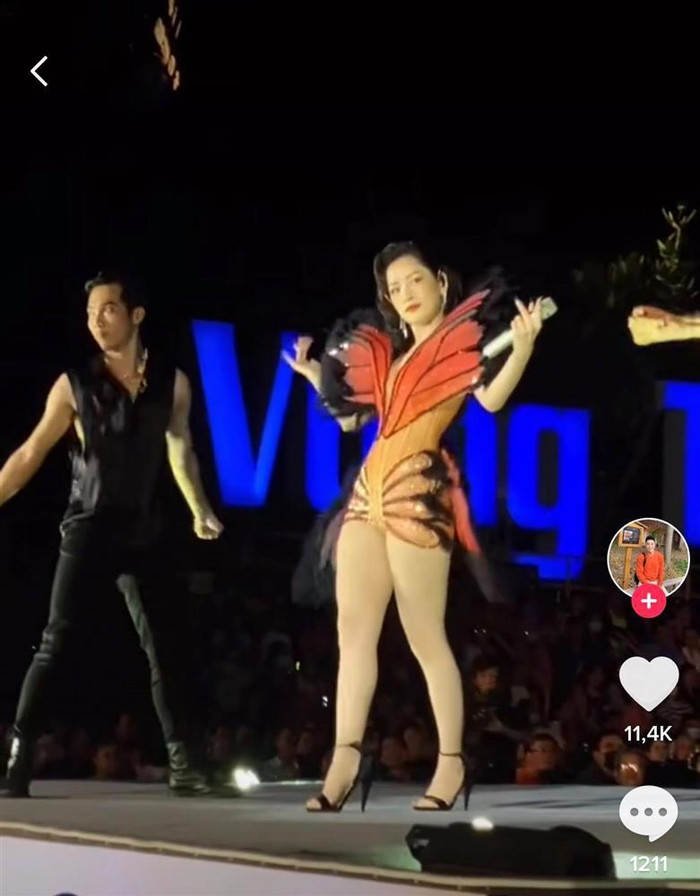 Chi Pu cũng từng để lộ phần đùi to, thô khi diện mẫu jumpsuit cánh bướm này.