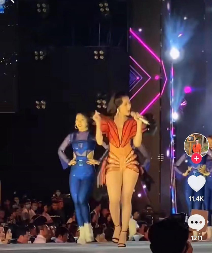 So với hình ảnh được photo chỉnh sửa, khi nhìn bên ngoài, Chi Pu trông có đôi chỗ kém thon thả nhưng vẫn gọi là đẹp.