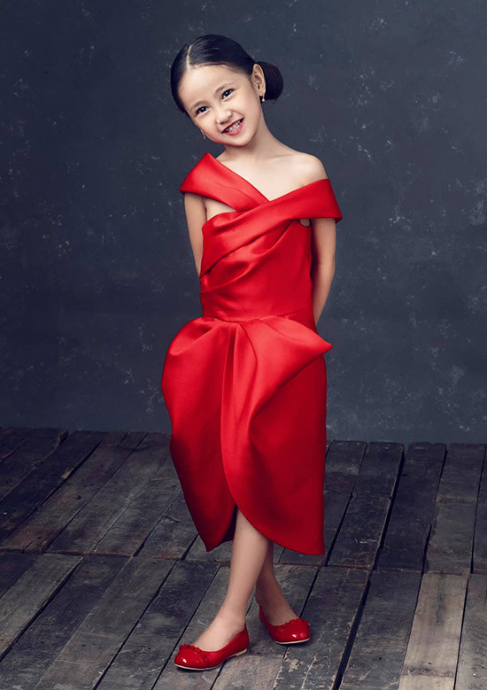 Tuy chỉ mới 5 tuổi nhưng Vivianđược mẹ đầu tư chẳng kém gì các anh.