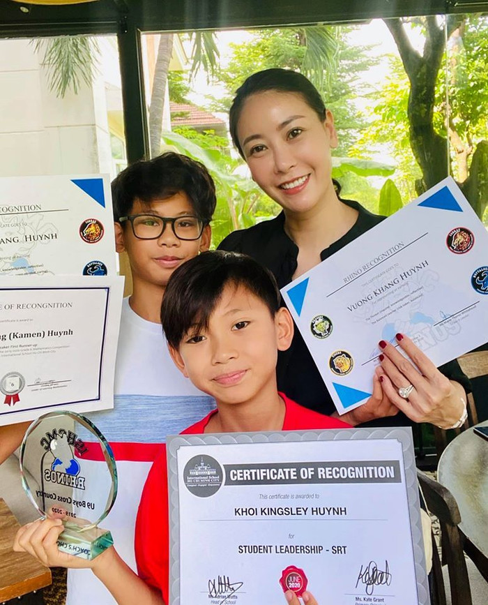 Hà Kiều Anh tự hào về thành tích học tập của các con.