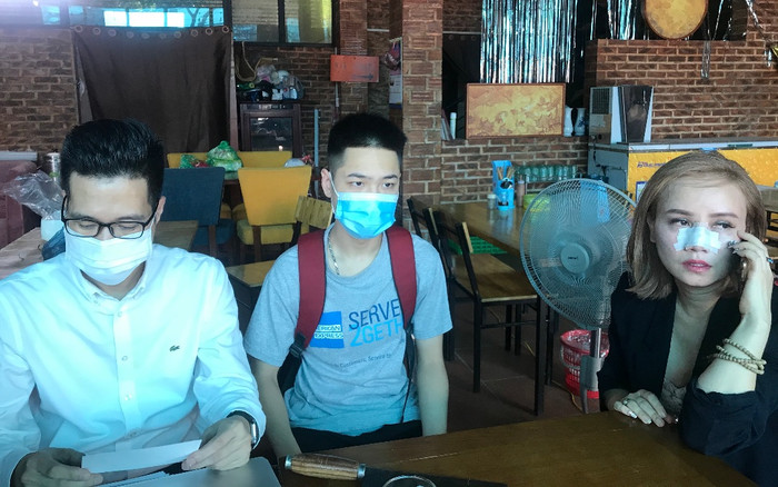 Chủ quán và thanh niên 19 tuổi kể lại giây phút giành con dao từ tay chồng cũ của diễn viên Hoàng Yến Ảnh 2