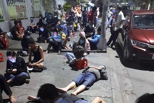 Phụ huynh xếp hàng dài từ đêm 30/6 để chờ đến sáng 1/7 mua hồ sơ cho con. Tuổi Trẻ Online