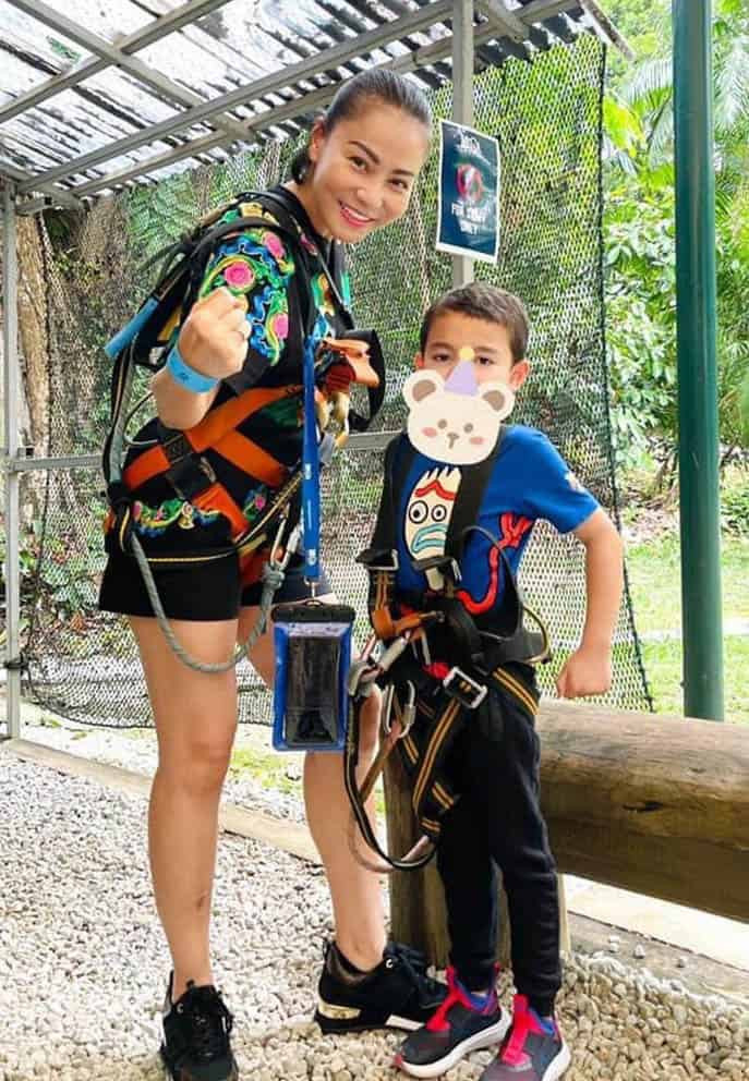 Trên trang cá nhân, Thu Minh thường xuyên chia sẻ những món đồ đắt giá chồng tặng, cùng nhiều khoảnh khắc tình tứ, hạnh phúc bên gia đình nhỏ.