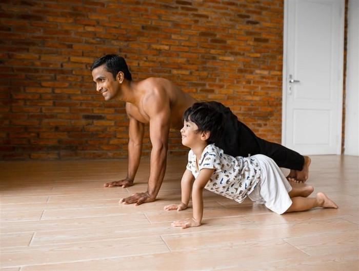 Con trai của Nguyệt Ánh có sở thích yoga giống bố.