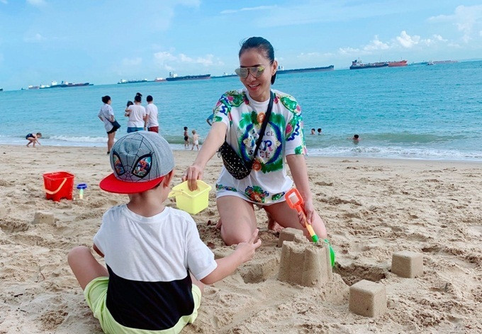 Năm 2012, Thu Minh kết hôn cùng chồng đại gia mang quốc tịch Hà Lan, cuộc sống của cô từ đó đến nay phủ trong nhung lụa.