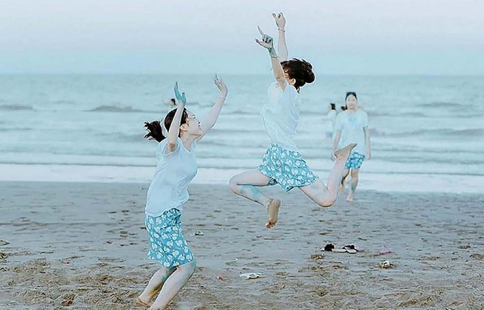 Các bạn trẻ nô đùa thỏa thích với bãi cát mịn màng. (Ảnh: luhanhvietnam)