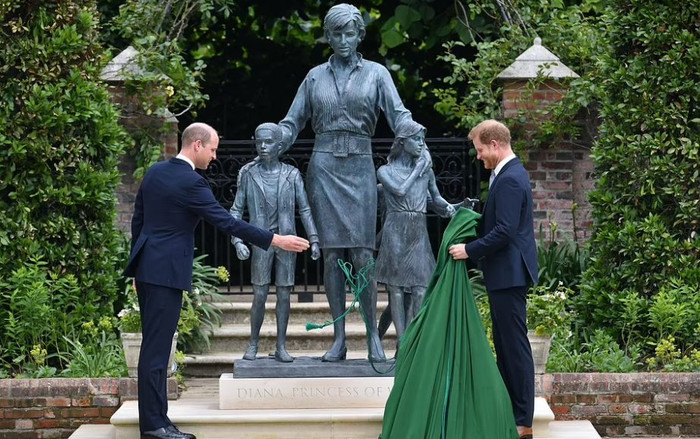 Những khoảnh khắc ấm áp của anh em William - Harry trong lễ khánh thành tượng Diana Ảnh 2