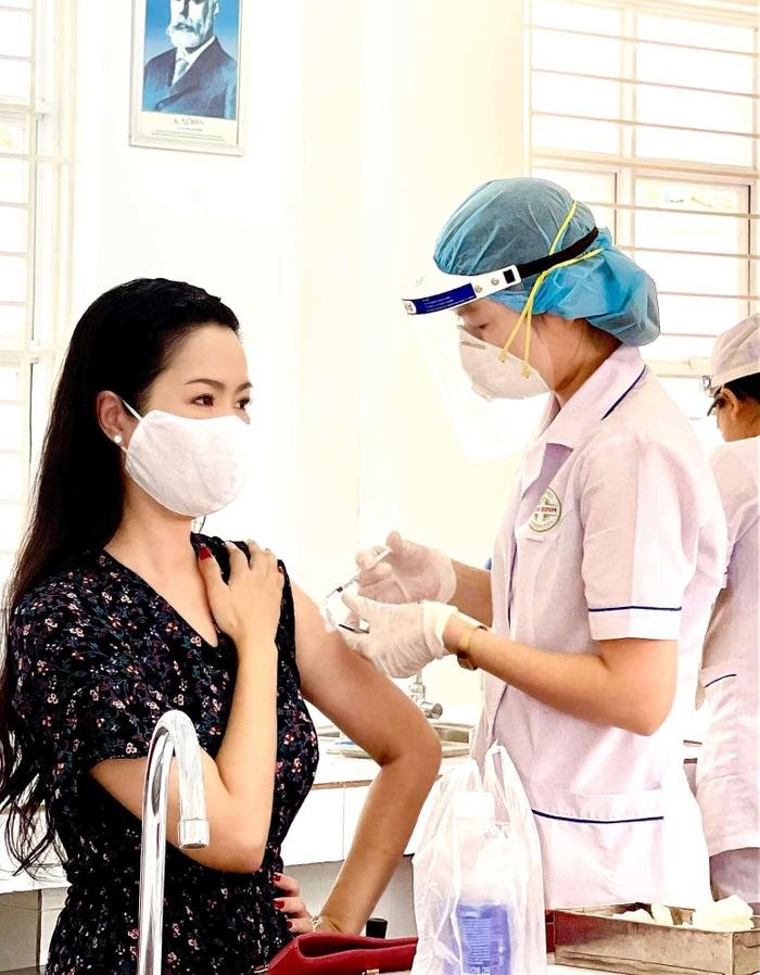 Bi hài chuyện lên đồ đi tiêm vaccine: Nữ bung khuy áo lộ thềm ngực, nam cởi áo 'khoe' body cuồn cuộn Ảnh 11