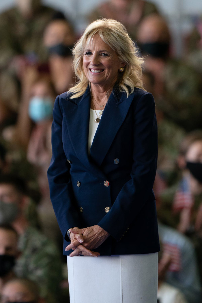 Đệ nhất phu nhân Mỹ Jill Biden phản bác khi bị chê mặc tất lưới xuyên thấu kém sang Ảnh 3