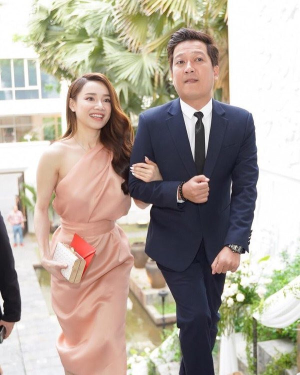 Kể ra cũng tội Trường Giang, do Nhã Phương sở hữu làn da trắng, mịn quá nên khi chụp ảnh chung, anh phải đánh phấn nhiều một chút để trông không quá cách biệt vợ.