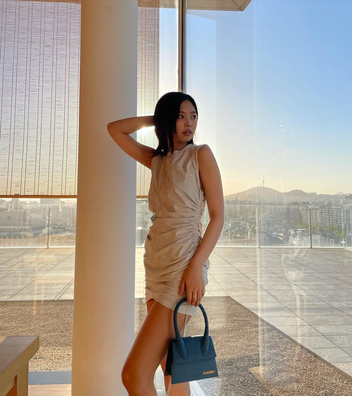 Jennie Black Pink trong kiểu váy rút dây đến từ nhà mốt Alexander Wang xách kèm túi mini Jacquemus hot hit