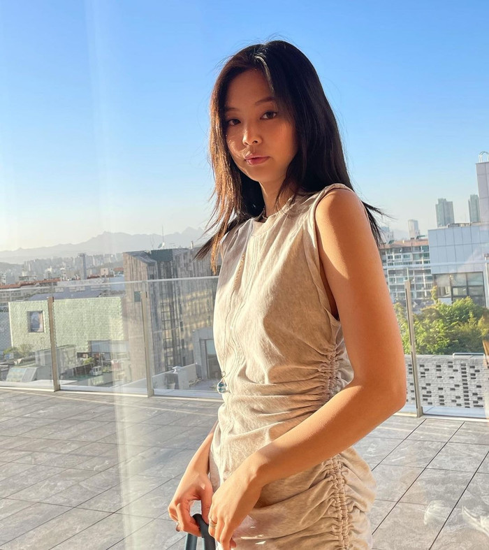 Dáng váy nhìn rất cũ kĩ thậm chí được cư dân mạng đánh giá đây là bộ đầm hiệu kém xinh nhất mà Jennie Black Pink từng mặc từ trước đến nay