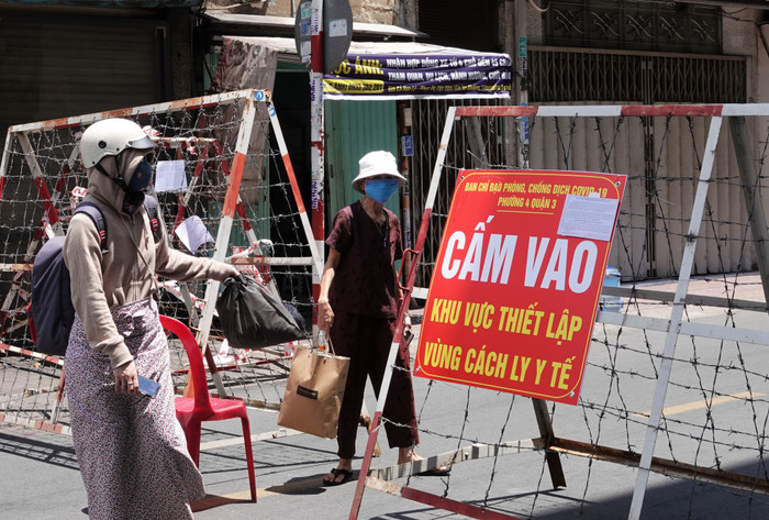 Đầu đường Vườn Chuối (đoạn giao với đường Nguyễn Đình Chiểu, phường 4, quận 3, TP.HCM) lập barie ngăn xe cộ ra vào. Ảnh: Sỹ Đông/Thanh Niên