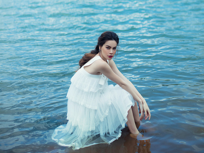 Đầm ren voan nhiều tầng khiến người đẹp tựa như áng mây mềm mại