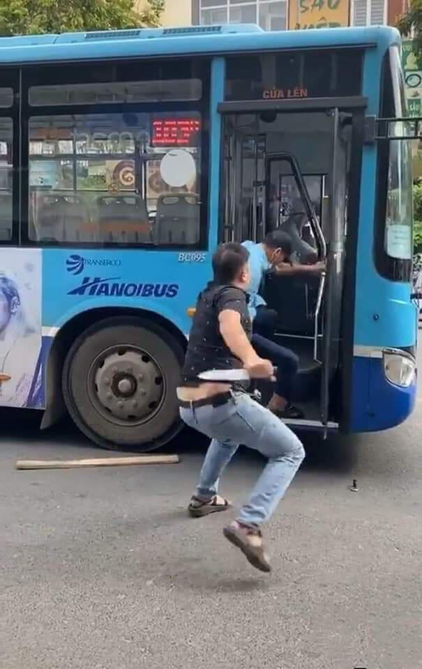 Một người đàn ông đã kề dao vào cổ người mặc đồng phục nhân viên xe buýt ngay trên phố Hà Nội