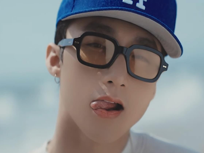 Sơn Tùng xuất hiện chớp nhoáng trong MV với màn pose dáng đậm chất M-TP
