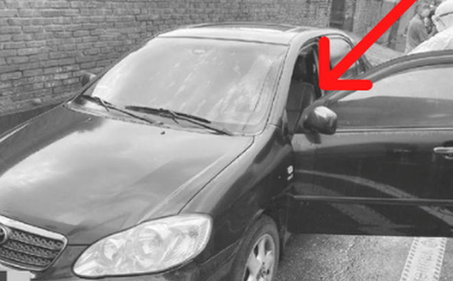 Ô tô đỗ ven đường nhiều ngày bốc mùi khủng khiếp, người dân tò mò xem thì sốc nặng trước cảnh bên trong Ảnh 1