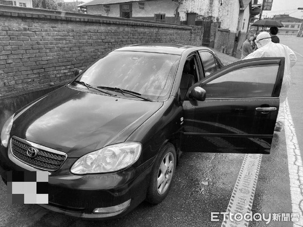 Ô tô đỗ ven đường nhiều ngày bốc mùi khủng khiếp, người dân tò mò xem thì sốc nặng trước cảnh bên trong Ảnh 3