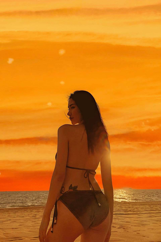 Trước đó, Hòa Minzy từng chia sẻ một vài hình ảnh cô mặc bikini khoe body chuẩn 'gái một con trông mòn con mắt' của mình.