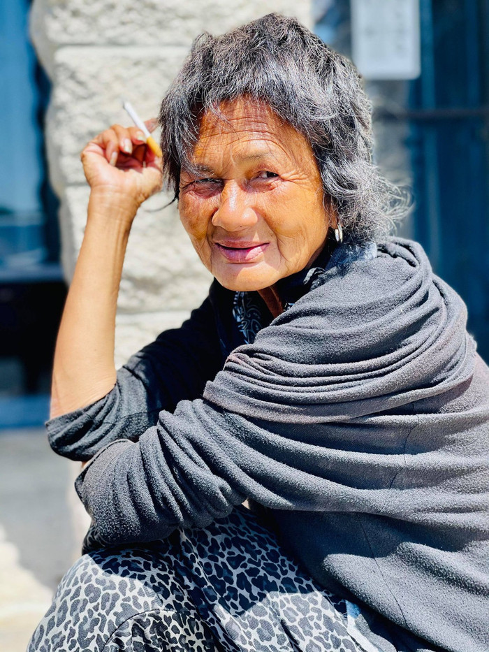 Sau khi phát bệnh, Kim Ngân thường đi lang thang và hay lượm đồ ăn trong thùng rác.