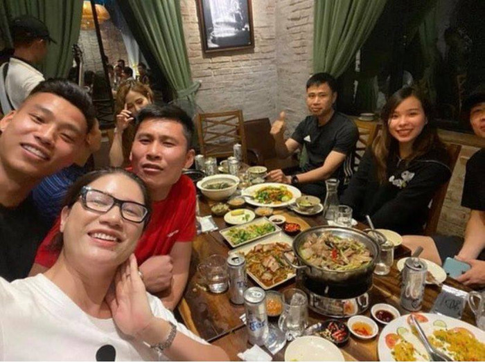 Viên Minh lấy tay che bụng.