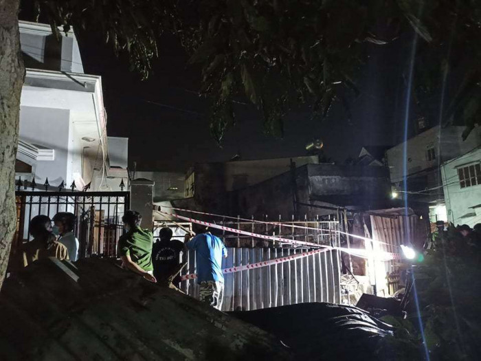 Công an khám nghiệm hiện trường vụ cháy nhà xảy ra tại hẻm 163 đường Đặng Văn Bi, phường Trường Thọ, TP. Thủ Đức. Ảnh: Báo Giao thông