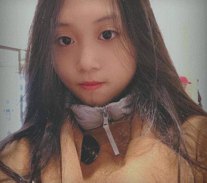 Cô bé sở hữu đôi mắt to tròn cùng gương mặt nhỏ nhắn.