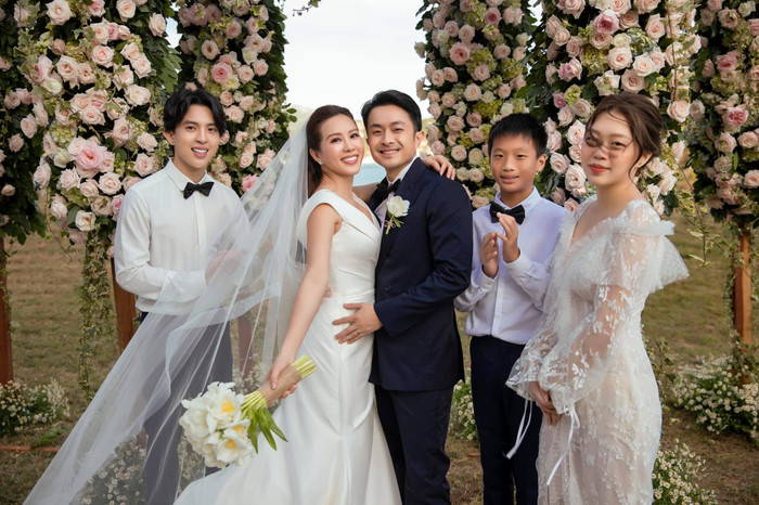 Hoa hậu Thu Hoài: 'Ở bên anh Trí tôi được quyền yếu đuối và dựa dẫm những khi mệt mỏi' Ảnh 4