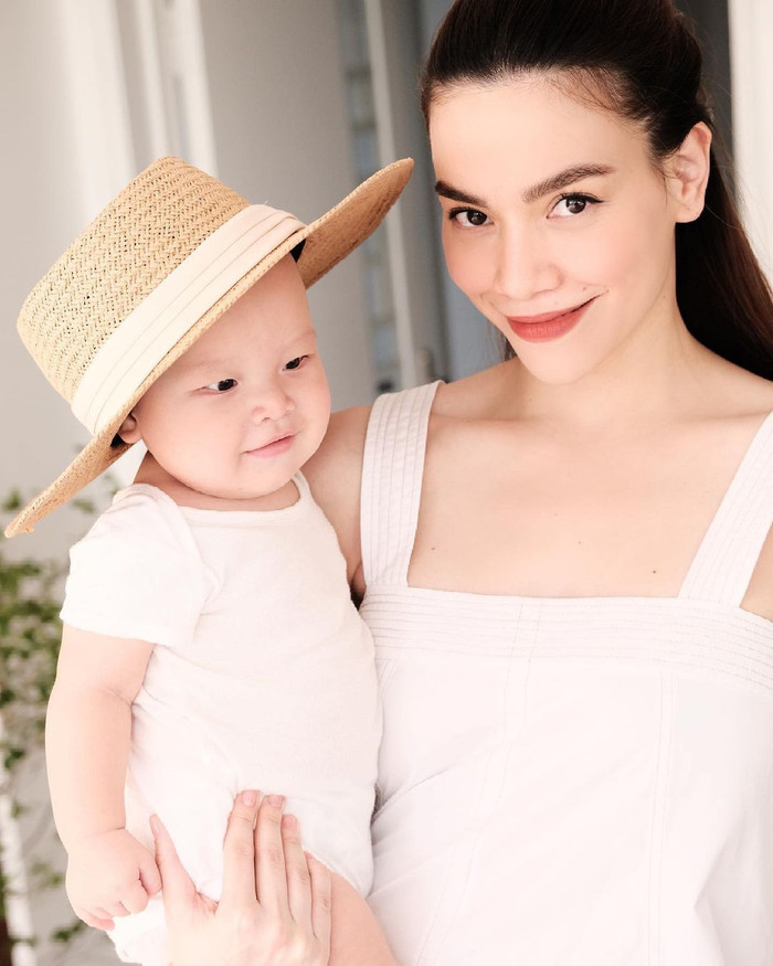 Hồ Ngọc Hà và con trai út Leon.