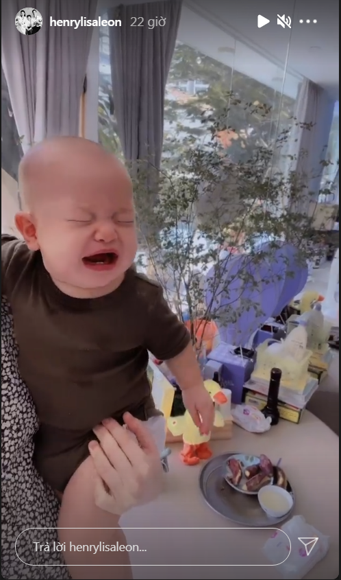 Nhìn thấy ba Kim như sắp rời đi thì Leon liền nhăn mặt khóc lớn.