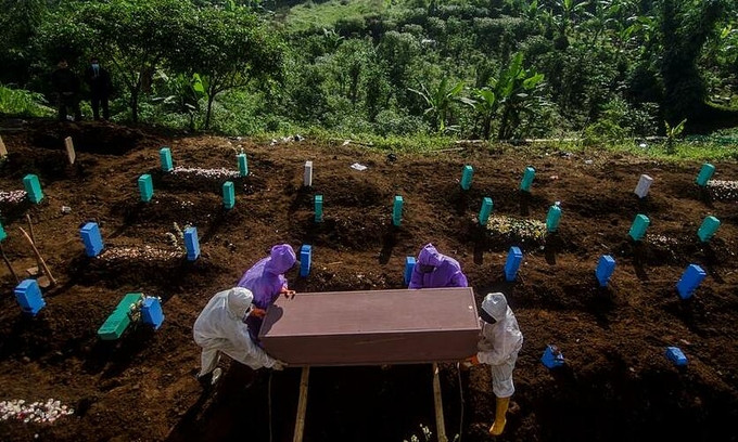 Nhân viên mai táng làm việc trong khu vực dành cho nạn nhân Covid-19 ở Tây Java, Indonesia ngày 30/6. Ảnh: Reuters.