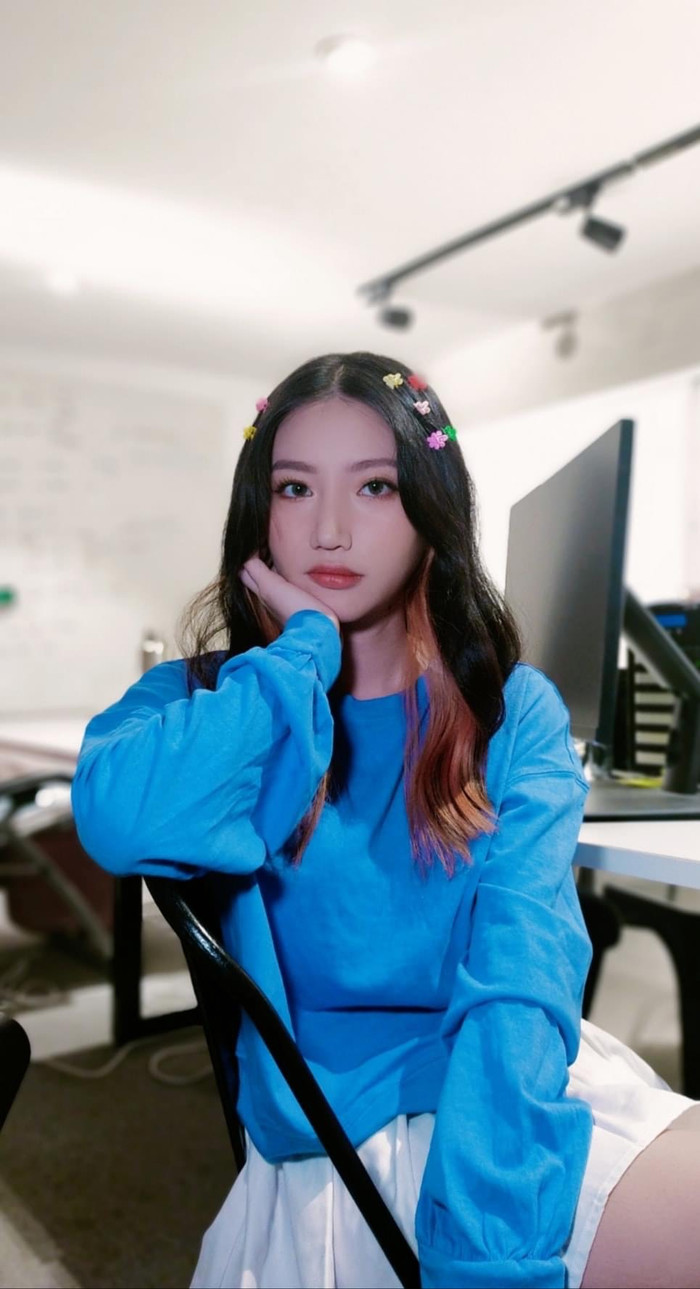 Không còn diện đồ sang chảnh, Orange như học sinh cấp 3, trông trẻ trung hơn qua set đồ cá tính khi ở nhà mùa dịch