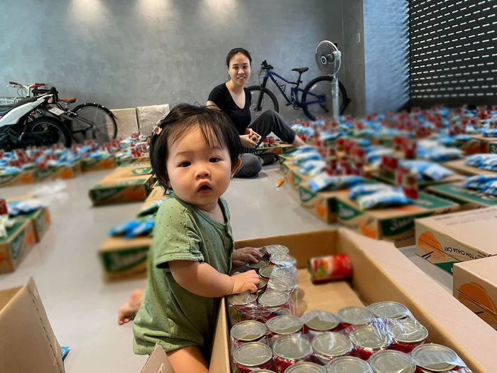 'Ái nữ' nhà Cường Đô La hăng hái cùng bố mẹ chuẩn bị quà từ thiện, biểu cảm đáng yêu khó cưỡng Ảnh 2