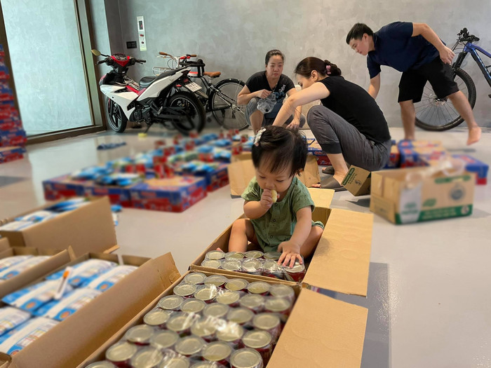 Bé Suchin cũng hăng hái góp sức cùng bố mẹ.