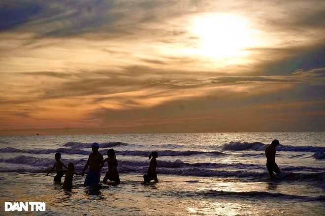 Đón bình minh trên một trong những bãi biển đẹp nhất miền Bắc Ảnh 15