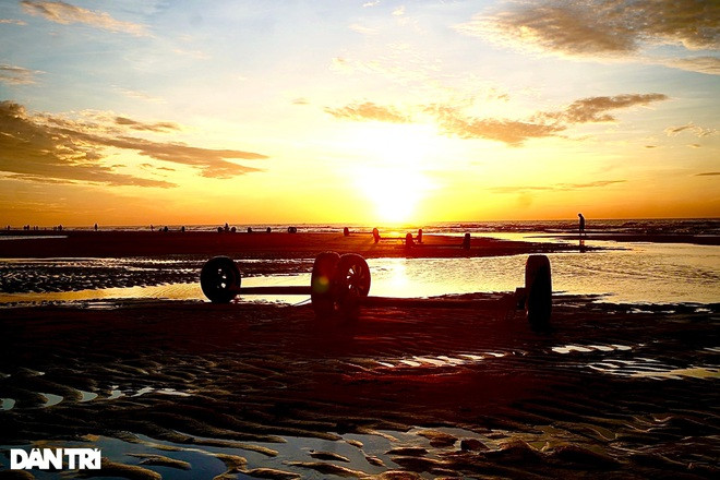 Đón bình minh trên một trong những bãi biển đẹp nhất miền Bắc Ảnh 2