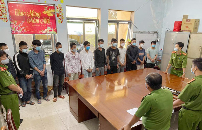 Nhóm nghi can tại cơ quan điều tra. Ảnh: VNE