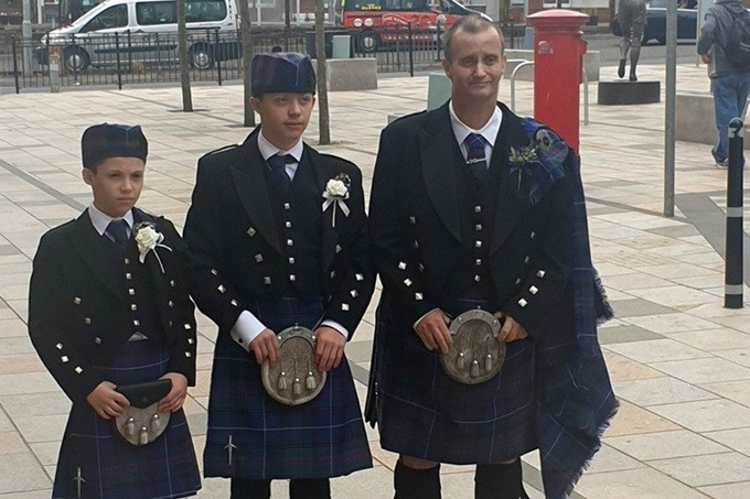 Chú rể Paul Wynn (ngoài cùng bên phải) trong đám cưới ở thị trấn Saltcoats, tây nam Scotland. Ảnh: The Sun