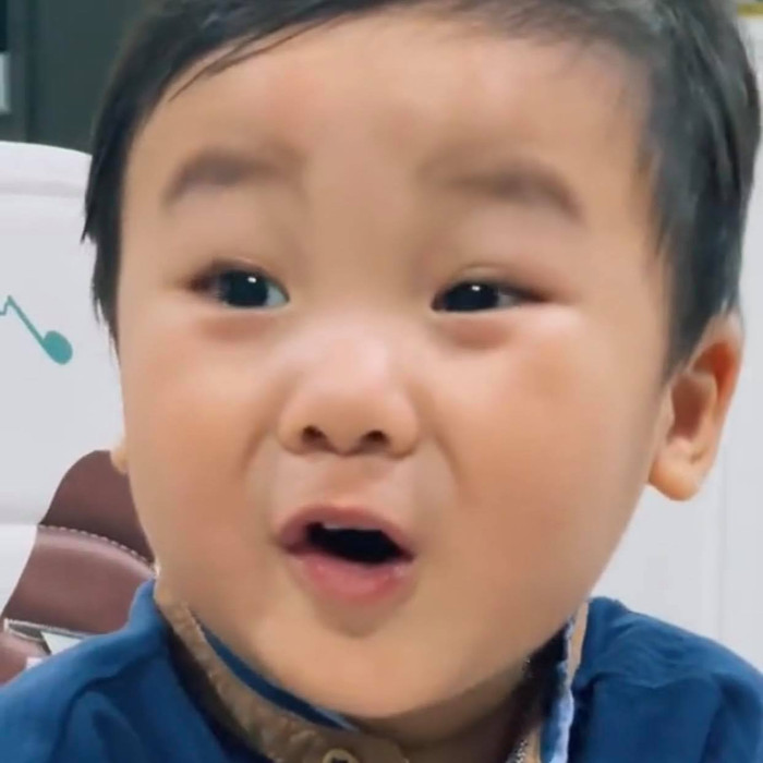 Loạt biểu cảm đòi ăn của con trai Hòa Minzy 'đốn tim' dân mạng Ảnh 3